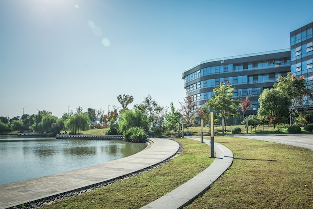 Immeuble de bureaux d'affaires moderne au bord de l'eau