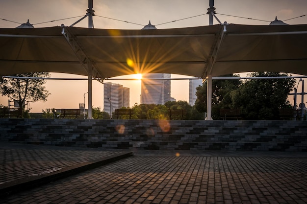 Immeuble de bureaux d'affaires moderne au coucher du soleil