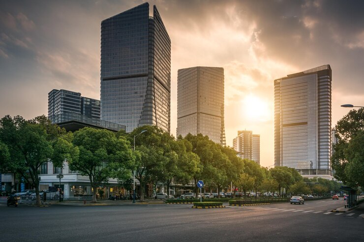 Immeuble de bureaux d'affaires moderne au coucher du soleil