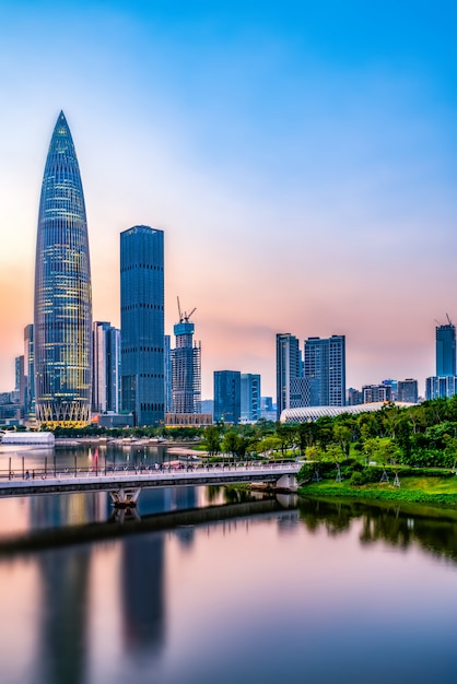 Immeuble de bureaux de construction moderne et d'horizon urbain dans le quartier financier de Shenzhen