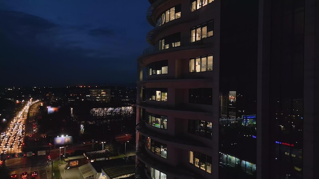 Immeuble de bureaux dans la nuit vue aérienne drone