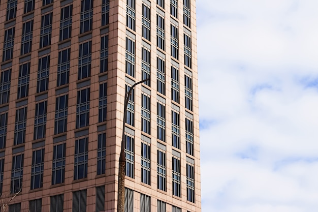 Immeuble de bureaux d'entreprise dans le gratte-ciel moderne du quartier financier dans l'immobilier commercial du centre-ville et le concept d'architecture contemporaine