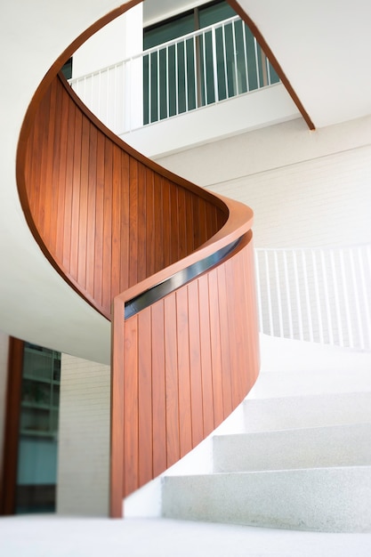 Immeuble de bureaux escalier courbe blanche