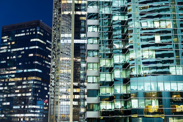 Immeuble de bureaux de façade la nuit