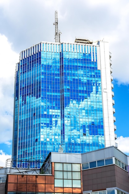 Immeuble de bureaux de grande hauteur dans le centre d'affaires de la ville. Paysage urbain