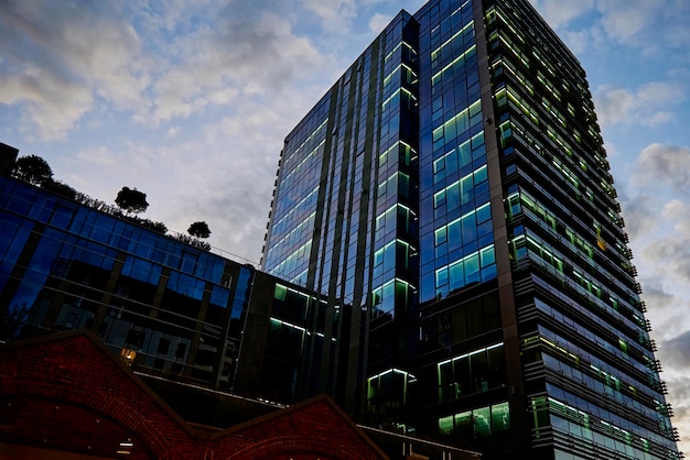 Immeuble de bureaux de grande hauteur avec fenêtres illuminées la nuit