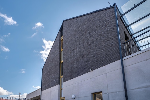 Immeuble de bureaux moderne aux murs gris avec des colonnes de style scandinave