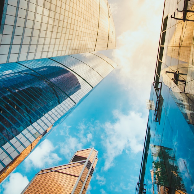 Photo immeuble de bureaux moderne dans le ciel.