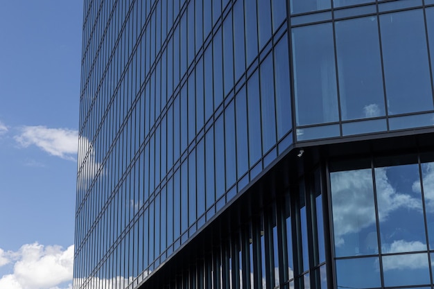 Immeuble de bureaux moderne avec façade en verre sur un fond de ciel clair Mur de verre transparent de l'immeuble de bureaux