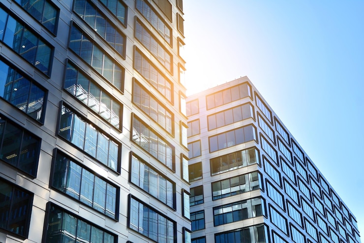 Photo immeuble de bureaux moderne avec façade en verre sur fond de ciel clair mur de verre transparent