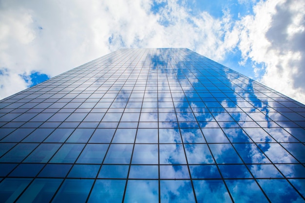 Immeuble de bureaux moderne avec façade en verre et reflet du ciel