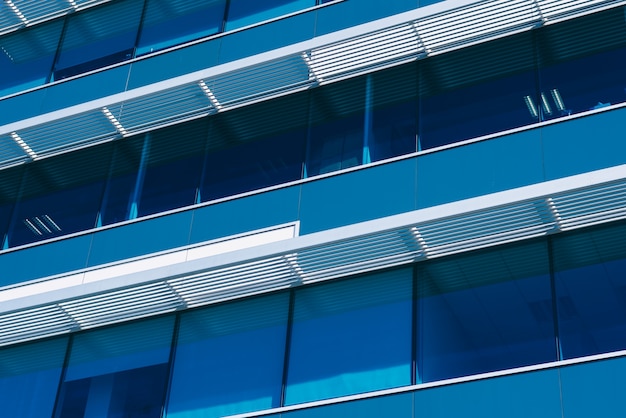 Immeuble de bureaux moderne avec façade en verre