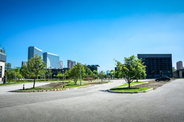 Immeuble de bureaux moderne avec trafic en mouvement flou