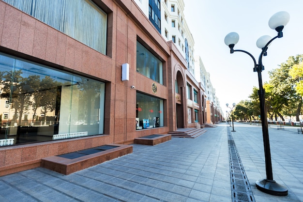 Photo immeuble de bureaux moderne en verre sur fond de ciel