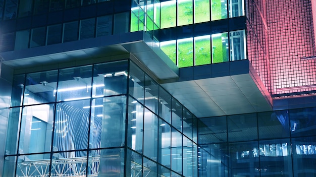 Immeuble de bureaux moderne en ville la nuit Vue sur les bureaux illuminés d'un immeuble d'entreprise