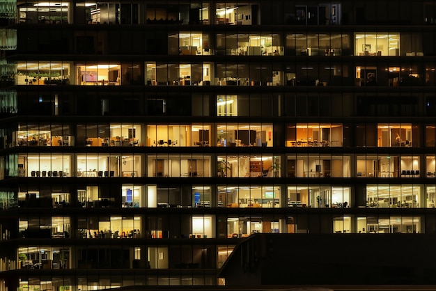 Immeuble de bureaux la nuit