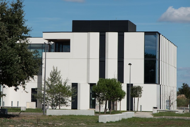 Un immeuble de bureaux sous un ciel bleu