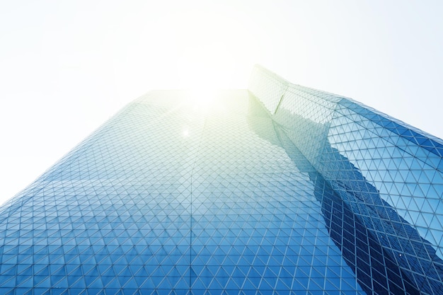 Immeuble de bureaux sous fond de ciel bleu