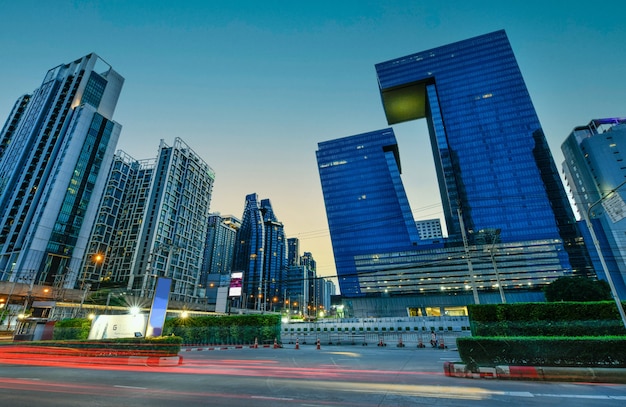 immeuble de bureaux avec de superbes installations technologiques de conception architecturale à bangkok