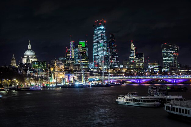 Immeuble de bureaux et Tamise à Londres