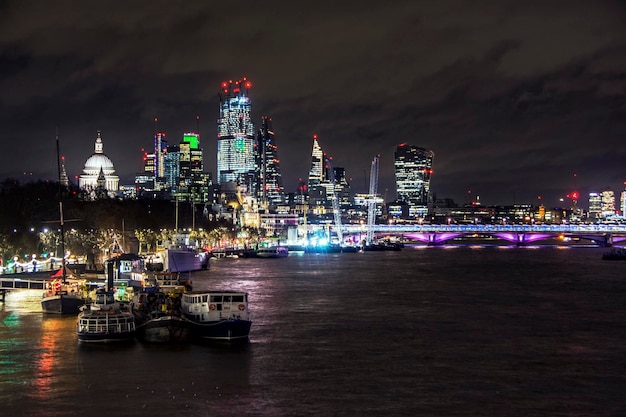 Immeuble de bureaux et Tamise à Londres