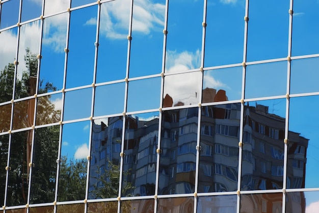 Immeuble de bureaux en verre reflet ciel nuage