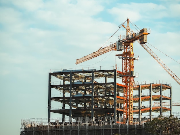 Photo immeuble en construction grues et immeuble de grande hauteur