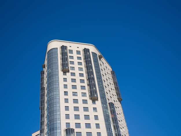 Immeuble de grande hauteur moderne sur fond de ciel bleu