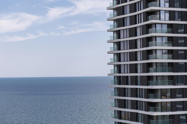 immeuble de grande hauteur près de la mer maison moderne