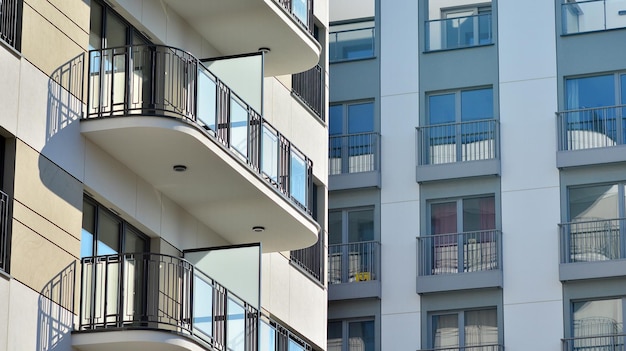 Immeuble moderne par une journée ensoleillée avec un ciel bleu Façade d'un immeuble moderne