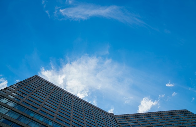 Immeuble moderne en verre contre le ciel