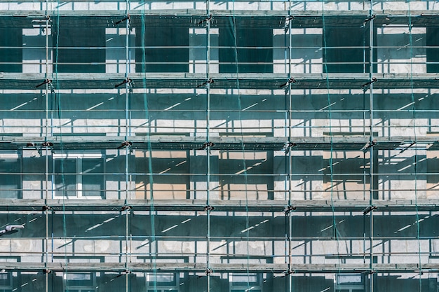 Immeuble à plusieurs étages en construction. Gros plan sur une structure de coffrage sur le mur d'un immeuble pour commencer les travaux de rénovation.