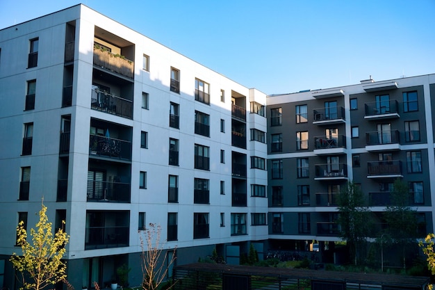 Immeuble résidentiel blanc et gris moderne à plusieurs étages avec balcons