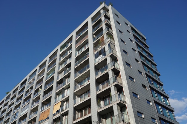 Immeuble résidentiel moderne avec balcons Concept de questions immobilières et de logement