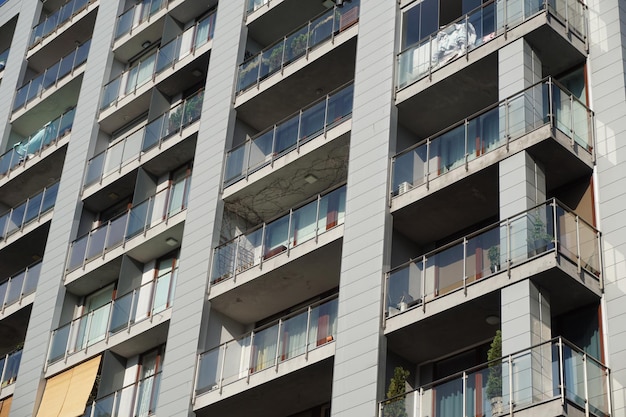 Immeuble résidentiel moderne avec balcons Concept de questions immobilières et de logement