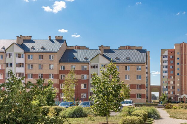 Photo immeuble résidentiel moderne à plusieurs étages. construction de logements. fonds résidentiel. quartier résidentiel de couchage. prêts hypothécaires pour les jeunes familles.