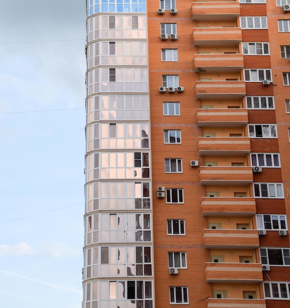 Immeuble résidentiel de nouveau étage dans la rue de la ville