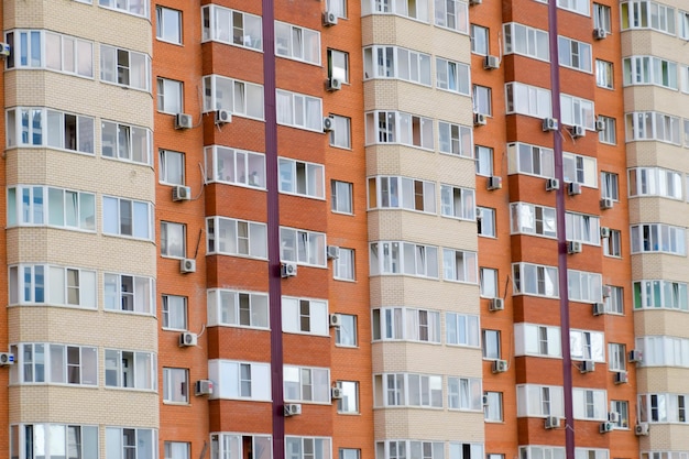 Immeuble résidentiel de nouveau étage dans la rue de la ville