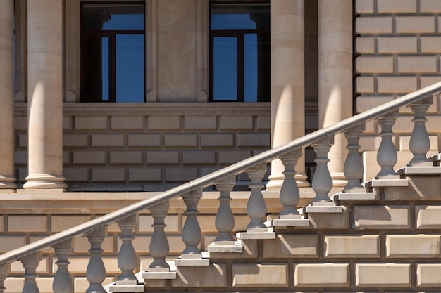 Immeuble de style classicisme avec colonnade en relief et escalier en pierre avec balustrade