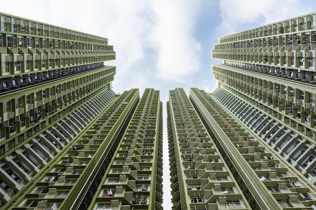 Photo immeubles d'appartements modernes contre le ciel bleu. immobilier et investissement.