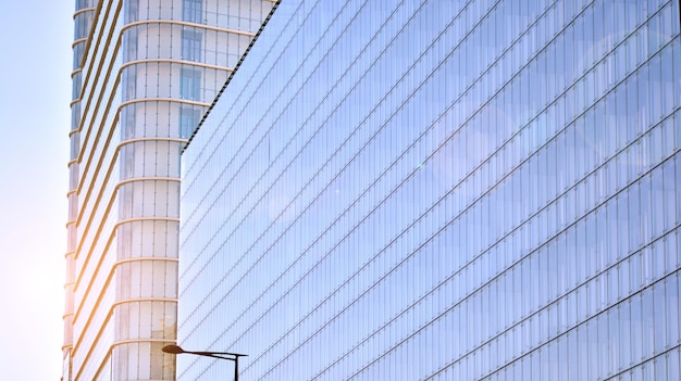 Immeubles d'appartements modernes par une journée ensoleillée avec une façade de ciel bleu d'un immeuble d'appartements moderne