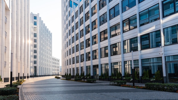 Immeubles de bureaux blancs modernes en lumière contrastée