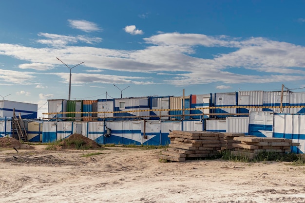 Immeubles de bureaux mobiles ou bureau de chantier de conteneurs pour chantier de construction. Locaux d'agrément pour les ouvriers pour les constructeurs de logements en service.