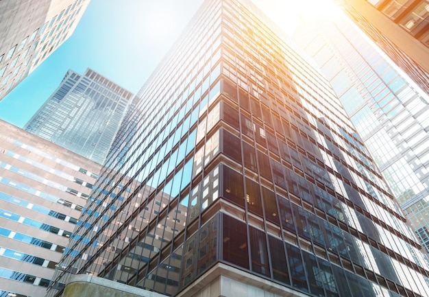 Immeubles de bureaux modernes aux beaux jours