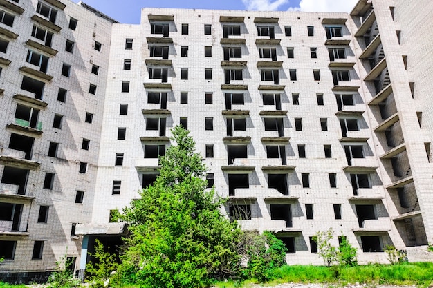 Immeubles de grande hauteur abandonnés, ville. Nettoyez les quarts et les bâtiments sans fenêtres ni portes.