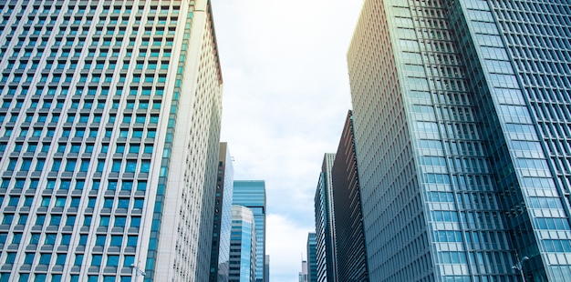 Immeubles de grande hauteur et ciel bleu - Tokyo, Japon