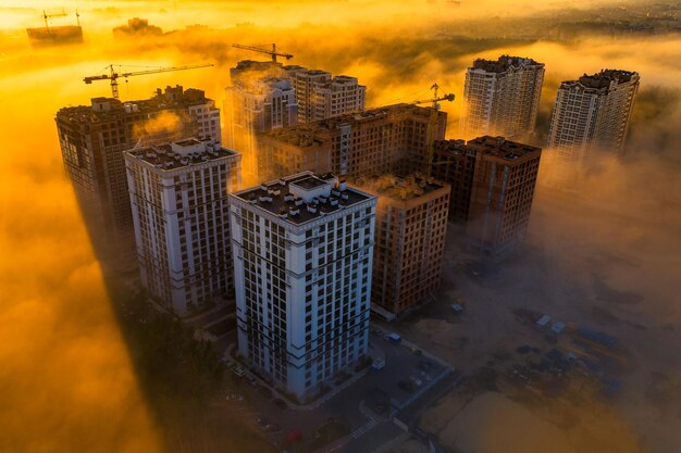 Immeubles de grande hauteur dans le brouillard d'automne du matin