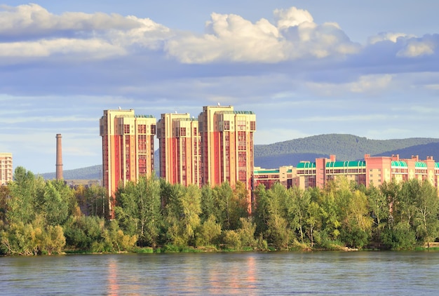 Immeubles de grande hauteur du microdistrict de Yuzhny sur fond de ciel nuageux de montagnes