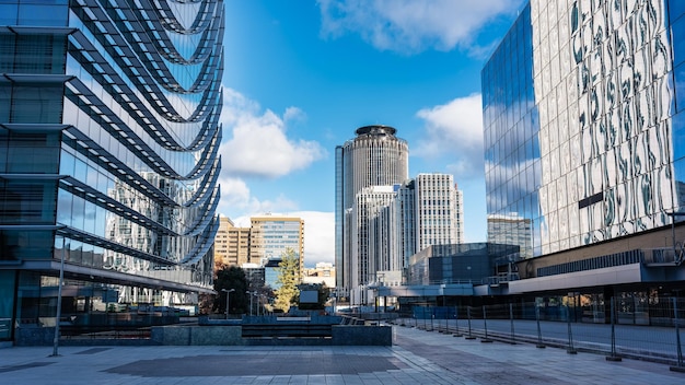 Photo immeubles de grande hauteur modernes au centre du siège des entreprises et des bureaux de madrid