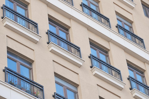 Immeubles modernes avec fenêtre et balcon